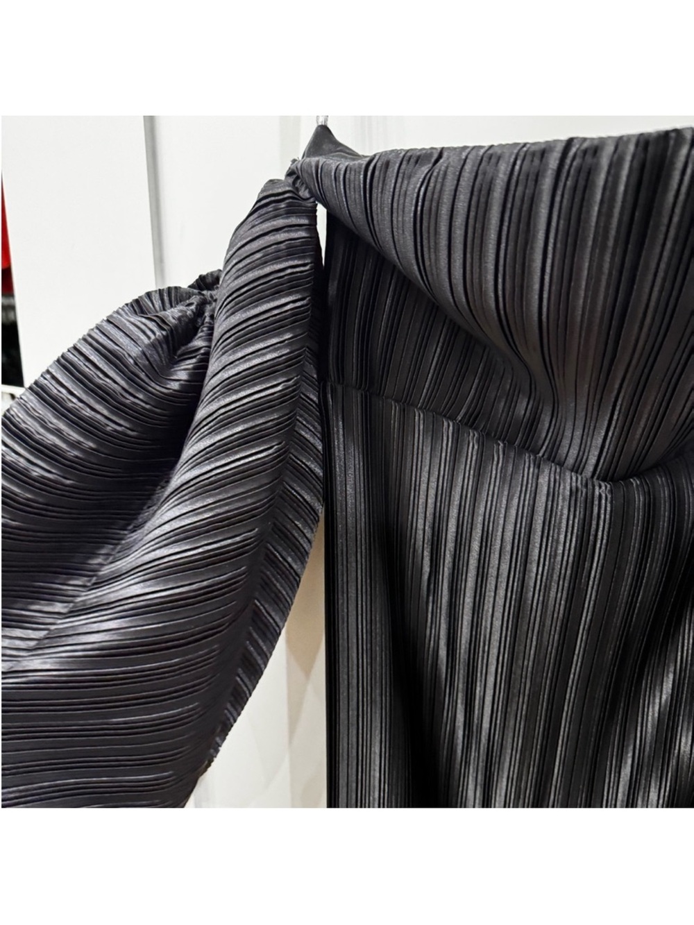 L’Idee Strapless Black Pleated Midi Dress with Statement Puff Sleeves - Picture 5 of 6